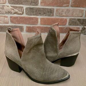 Jeffrey Campbell Size 9 Boot